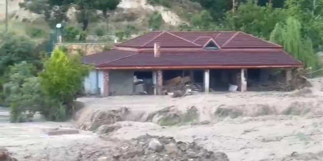Azgın sular ağaçları devirip önüne çıkan restoranı yuttu