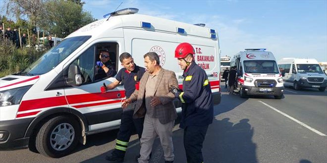 Kocaeli'de tıra çarparak devrilen servis aracındaki 13 işçi yaralandı