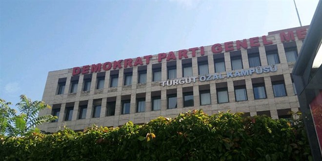 DP Kadın Kolları Genel Başkanı Yavuz ve 4 yardımcısı istifa etti