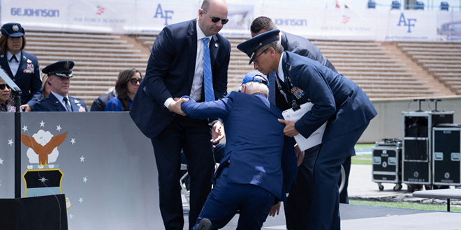 Biden sahneden ayrıldığı sırada yere düştü