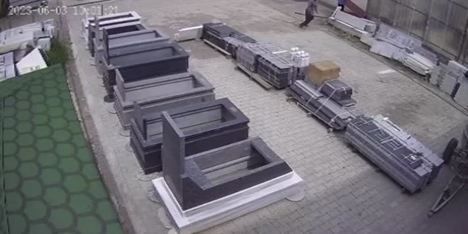 Sivas'ta bir işçinin çatıdan düşüp yaralandığı anlar güvenlik kamerasında