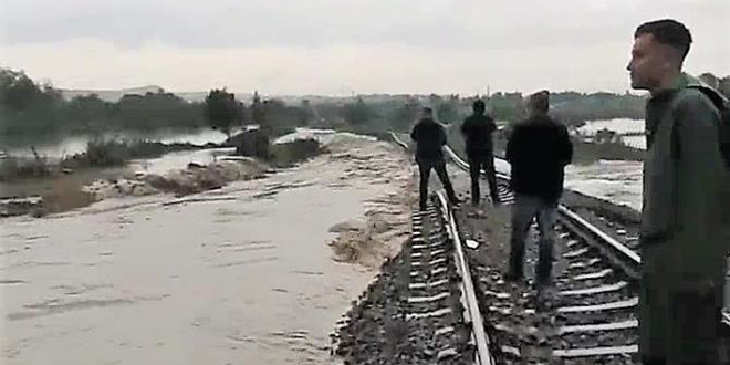 Selin çökerttiği bölüme yaklaşan treni, vatandaşlar son anda durdurdu