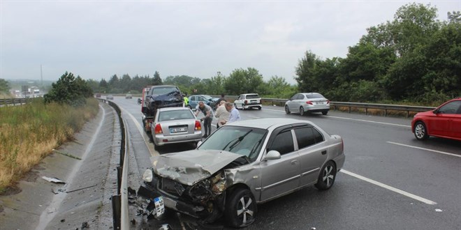 Düzce TEM Otoyolu savaş alanına döndü: 10 araç kazaya karıştı