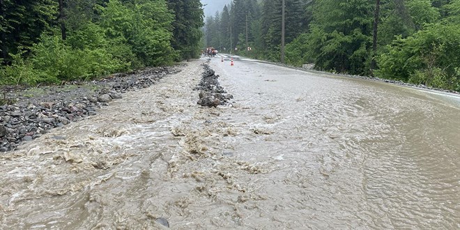 Sağanak taşkınlara yol açtı: Bolu-Abant kara yolu göçtü