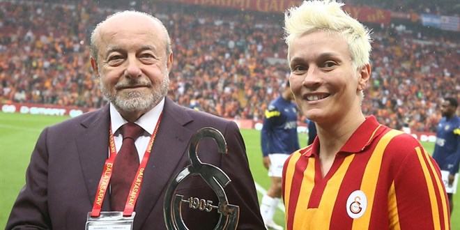 Derbide Işıl Alben'e plaket verildi