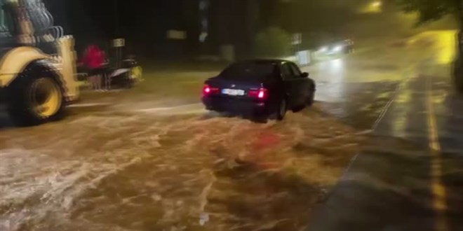 Sinop'ta sağanak su baskınlarına neden oldu