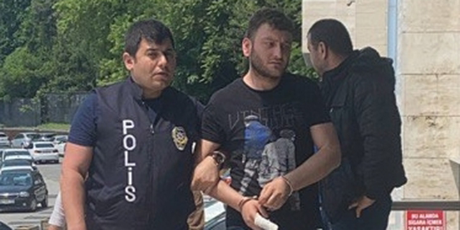 Belediye binasına levyeyle zarar veren 2 zanlı tutuklandı