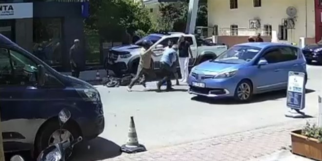 Sürücüler kavga ederken motosikleti çaldı