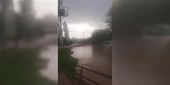 Sivas'ta sağanak su baskınlarına neden oldu