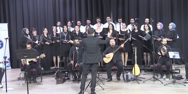 Van'da sağlık çalışanları, depremzedeler için türküler söyledi