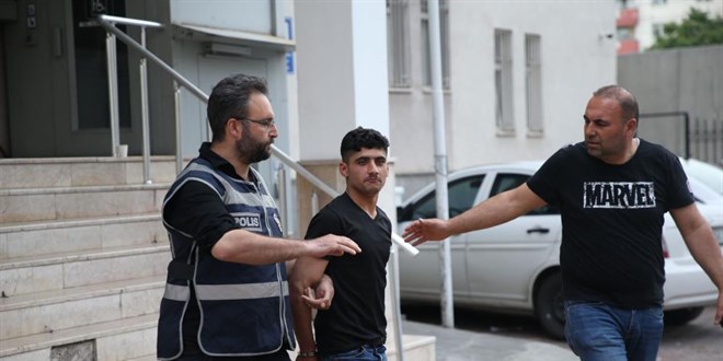 19 yıl hapis cezası bulunan şahıs 'şöyle çekin' dedi, poz verdi