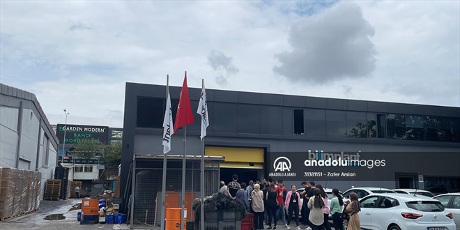 Ümraniye'de sanayi sitesindeki yangında yüksekten düşen itfaiye eri yaralandı
