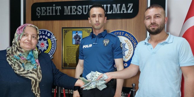 İnsanlık ölmemiş: Çöpte bulduğu 3 bin 200 doları sahibine teslim etti