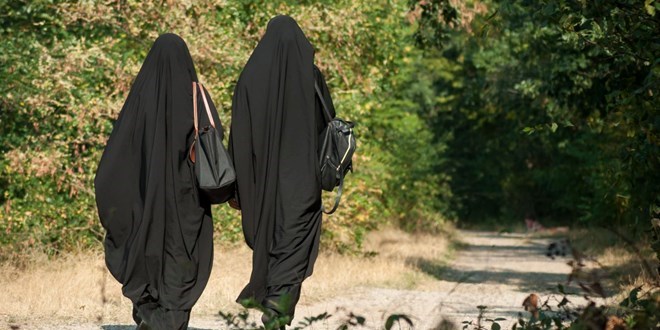 Sokakta çarşaf giyip gezen erkek avukata gözaltı