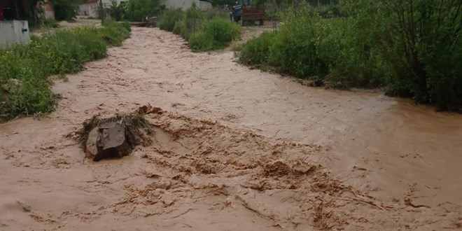 Sivas' sel vurdu: Tarm arazileri zarar grd, i yerlerini su bast