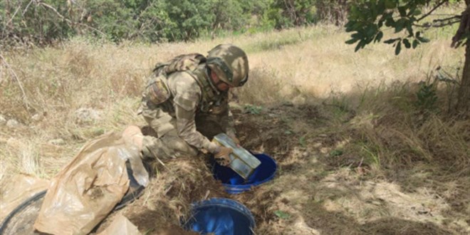 Pençe-Kilit bölgesinde mağarada çok sayıda silah ve mühimmat ele geçirildi