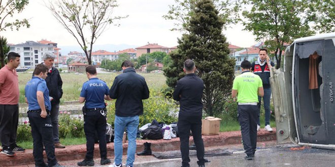 Jandarma personelini taşıyan araç devrildi; 5 yaralı