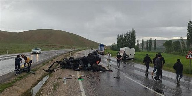 Devrilen otomobildeki sağlık personeli öldü, nişanlısı yaralandı