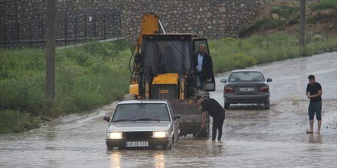 Konya'nn 3 ilesinde saanak nedeniyle ev, i yeri ve tarm alanlarn su bast