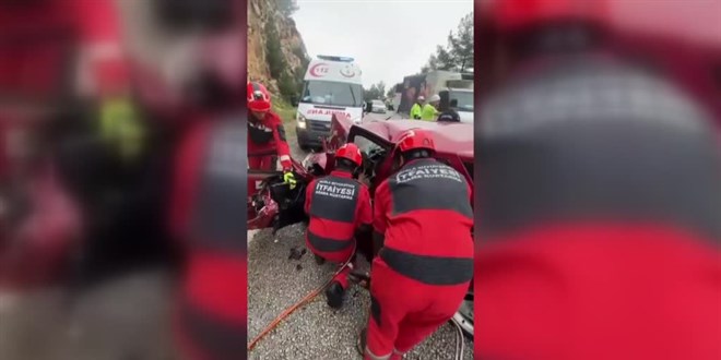Muğla'da yolcu otobüsüyle çarpışan otomobildeki 2 kişi öldü