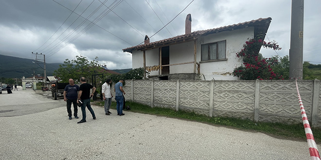 Bıçak çeken oğlunu silahla vurarak öldürdü
