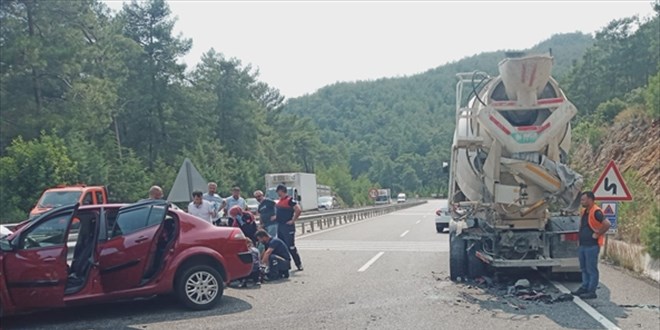 Muğla'da otomobil beton mikserine çarptı, 1 kişi öldü, 1 kişi yaralandı