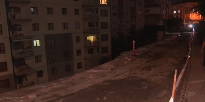 Ankara'da etkili olan sağanak nedeniyle Keçiören'de yol çöktü