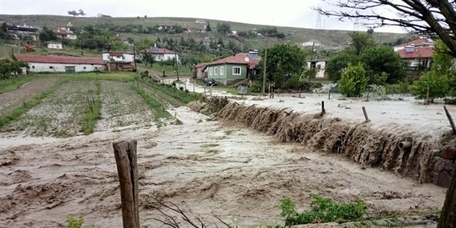 Ankara'da sel hayatı durma noktasına getirdi
