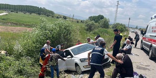 Kütahya'da trafik kazasında 2 kişi öldü, 4 kişi yaralandı