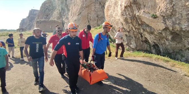 Van Kalesi'nin surlarından düşerek yaralanan çocuk AFAD ekiplerince kurtarıldı