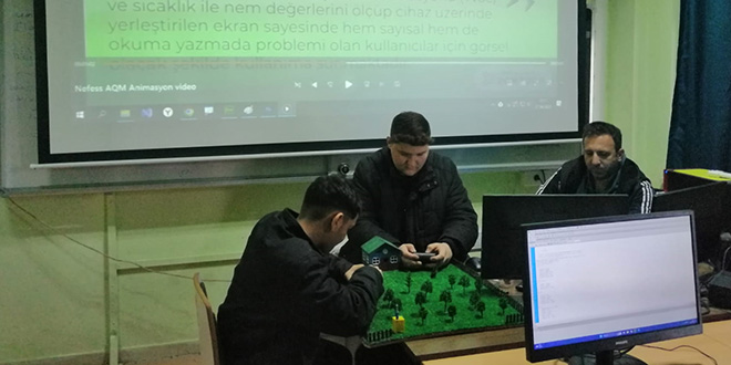 Meslek liseliler hava kalitesini ölçen giyilebilir cihaz üretti