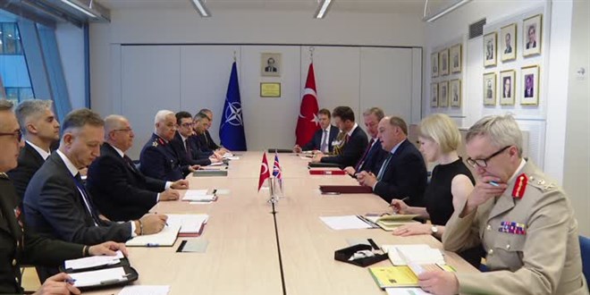 Milli Savunma Bakanı Güler, İngiltere Savunma Bakanı Wallace ile görüştü