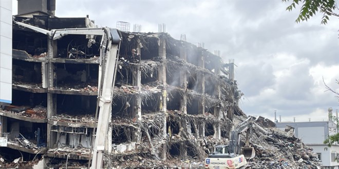 70 saatte söndürülen iş merkezi hakkında İmamoğlu suçlandı