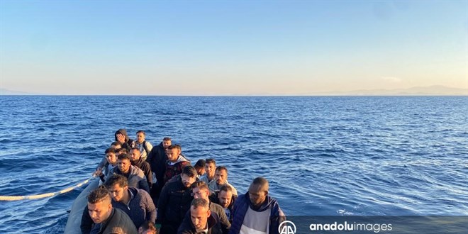 İzmir açıklarında geri itilen 29 düzensiz göçmen kurtarıldı