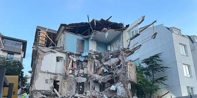 Eskişehir'de 3 katlı apartmanın büyük kısmı çöktü