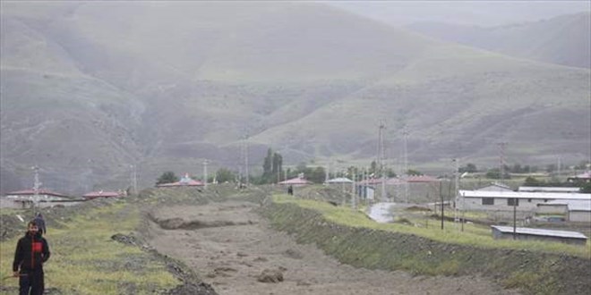 Erzincan Valisi Mehmet Makas, taşkınların meydana geldiği köyde inceleme yaptı