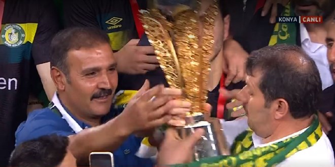 Şanlıurfaspor'un kupa töreni karıştı! Vali ile eski başkan kavga etti