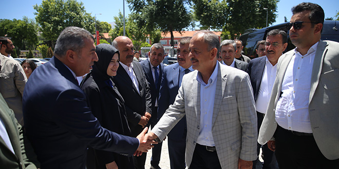 Bakan Özhaseki: Deprem konutlarını bir sene içinde teslim edeceğiz