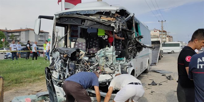 Park halindeki tıra tur minibüsü çarptı