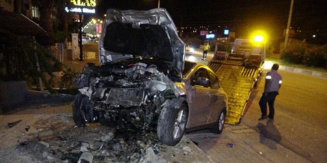 Mersin'de iki otomobil çarpıştı: 2 kişi öldü, 4 kişi yaralandı