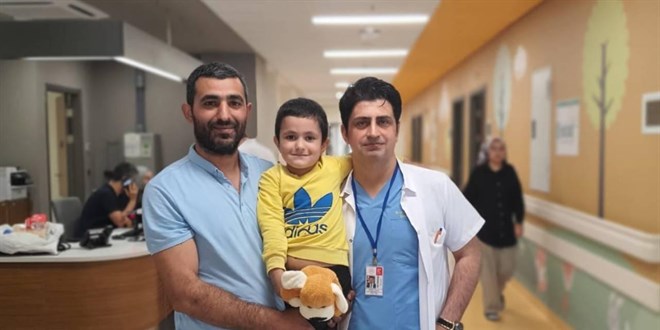 5,5 yaşındaki Berzan 'Örümcek Adam'a özenip beşinci kattan atladı