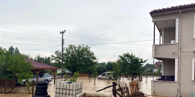 Düzce'de sağanak nedeniyle su baskınları yaşandı