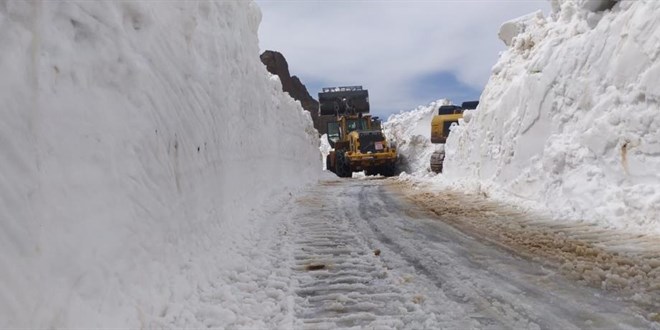 Haziran ayında 3 metreyi bulan karda yol açma çalışması