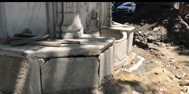 Yol yenileme çalışması sırasında Tarihi Emirgan Çeşmesi'ne zarar verdiler