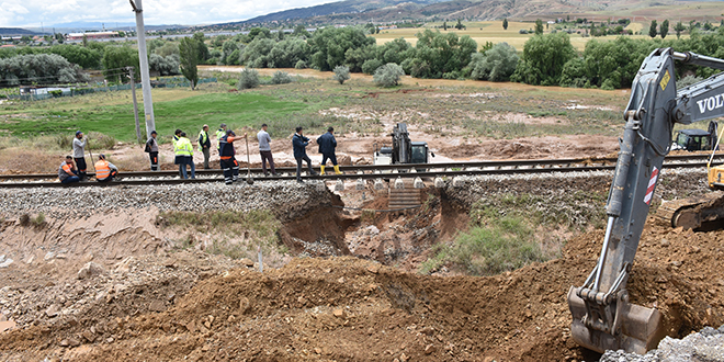 Sel suları Doğu Ekspresi hattını çökertti: Tren seferleri durduruldu