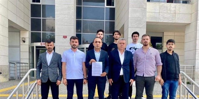 LGBT bayrağı önünde öğrencileriyle fotoğraf çekilen öğretmene suç duyurusu