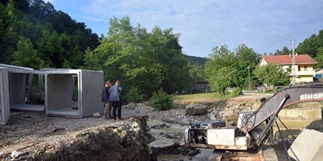 Sinop'ta sağanak nedeniyle zarar gören yol ve köprüler onarılıyor