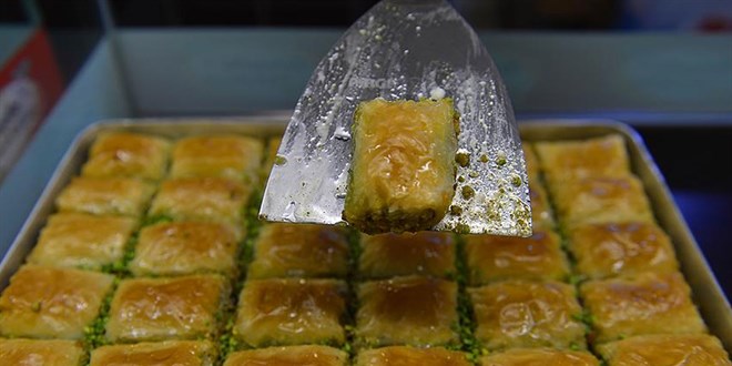 Üç Yunan'dan biri baklavanın Türklere ait olduğunu düşünüyor
