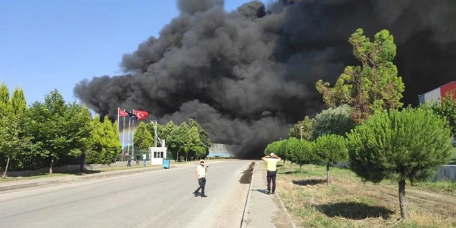 Manisa'da korkutan yangın! Gökyüzünü kara dumanlar kapladı