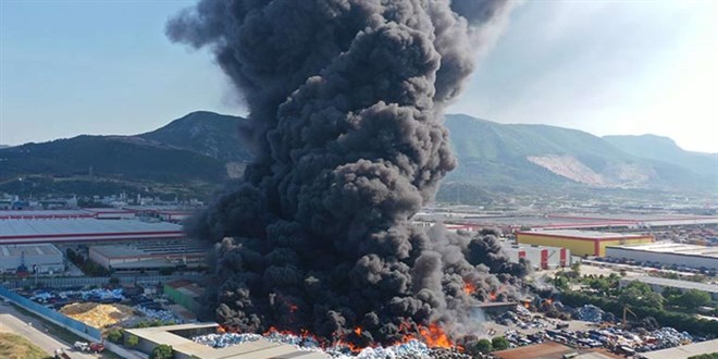 Manisa'da fabrikada çıkan yangın 19. saatte kontrol altına alındı